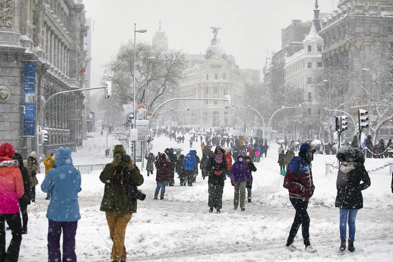 Los madrileños se echan a la calle. Niños y mayores salieron de su casa a ver la extraordinaria escena. Para muchos, es la mayor nevada que han visto nunca.