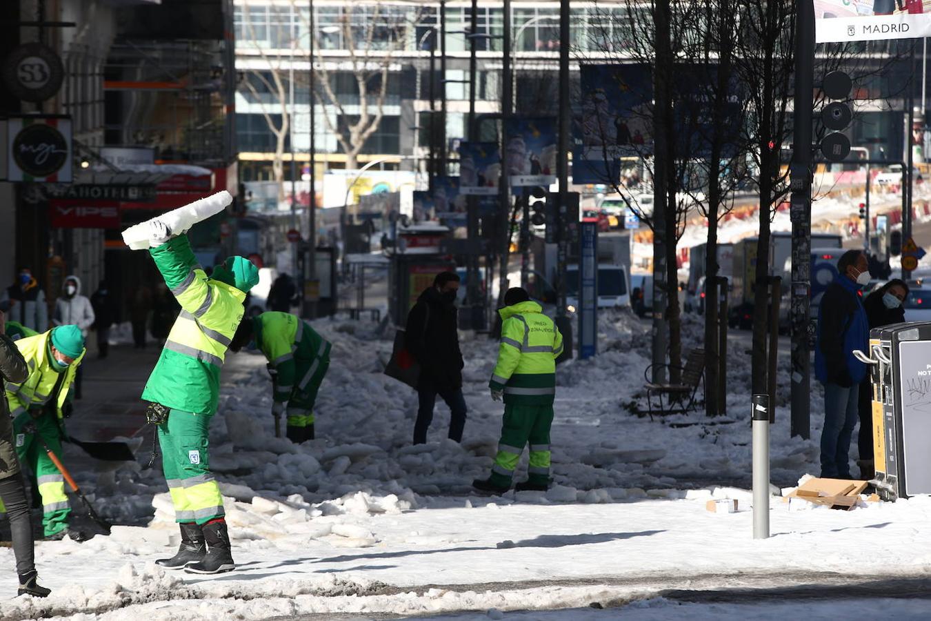 Todos los servicios a disposición. Todos los servicios se volcaron en retirar la nieve y las peligrosas capas de hielo de las calles de Madrid.