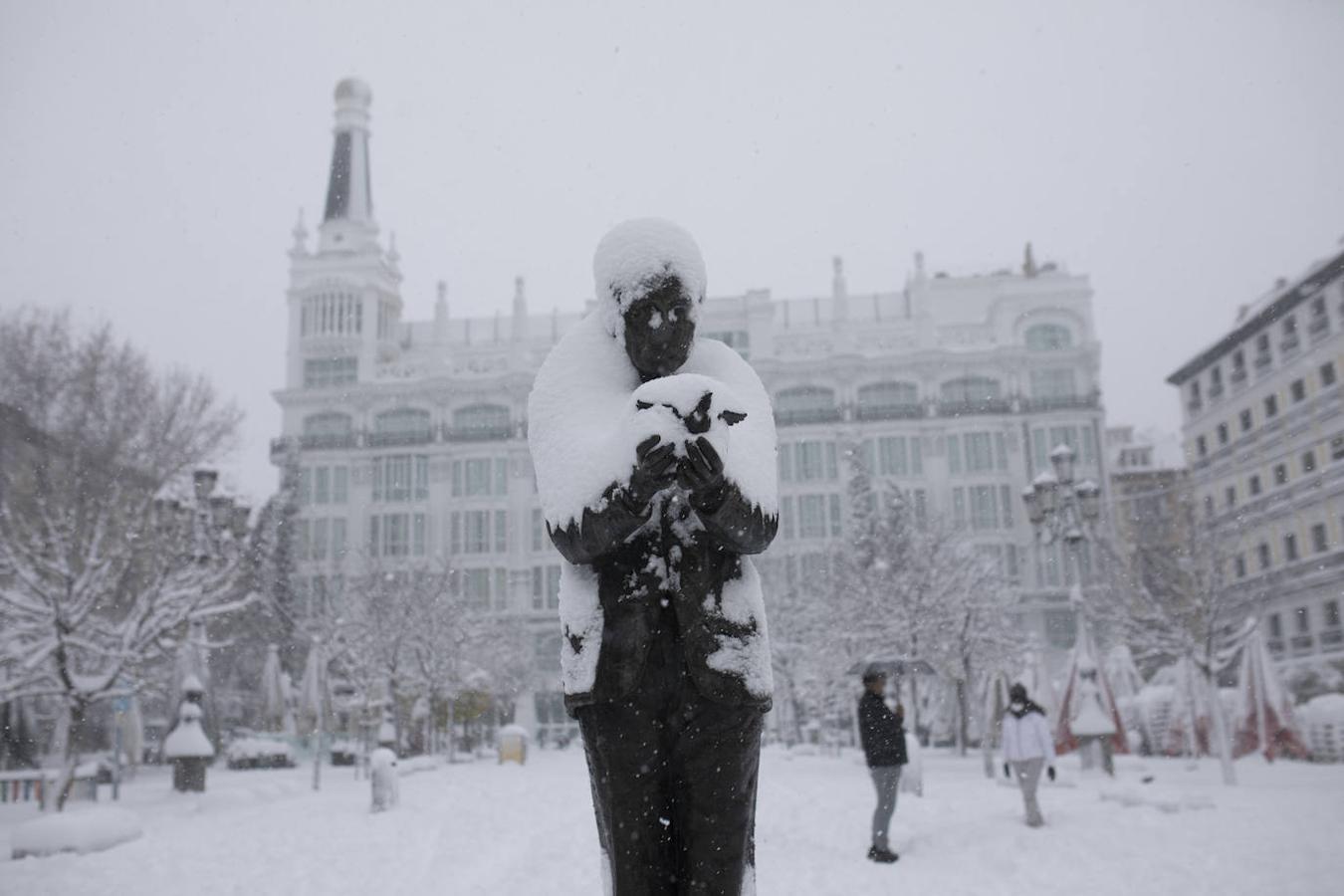 Lorca, nevado. Todos los emblemas de la ciudad formaron parte de este nuevo paisaje. En la imagen, la estatua dedicada a García Lorca situada en la famosa plaza de Santa Ana.