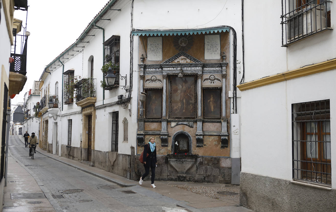 El retablo de San Rafael de la calle Candelaria en Córdoba, en imágenes