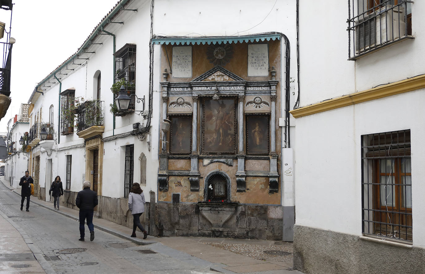 El retablo de San Rafael de la calle Candelaria en Córdoba, en imágenes