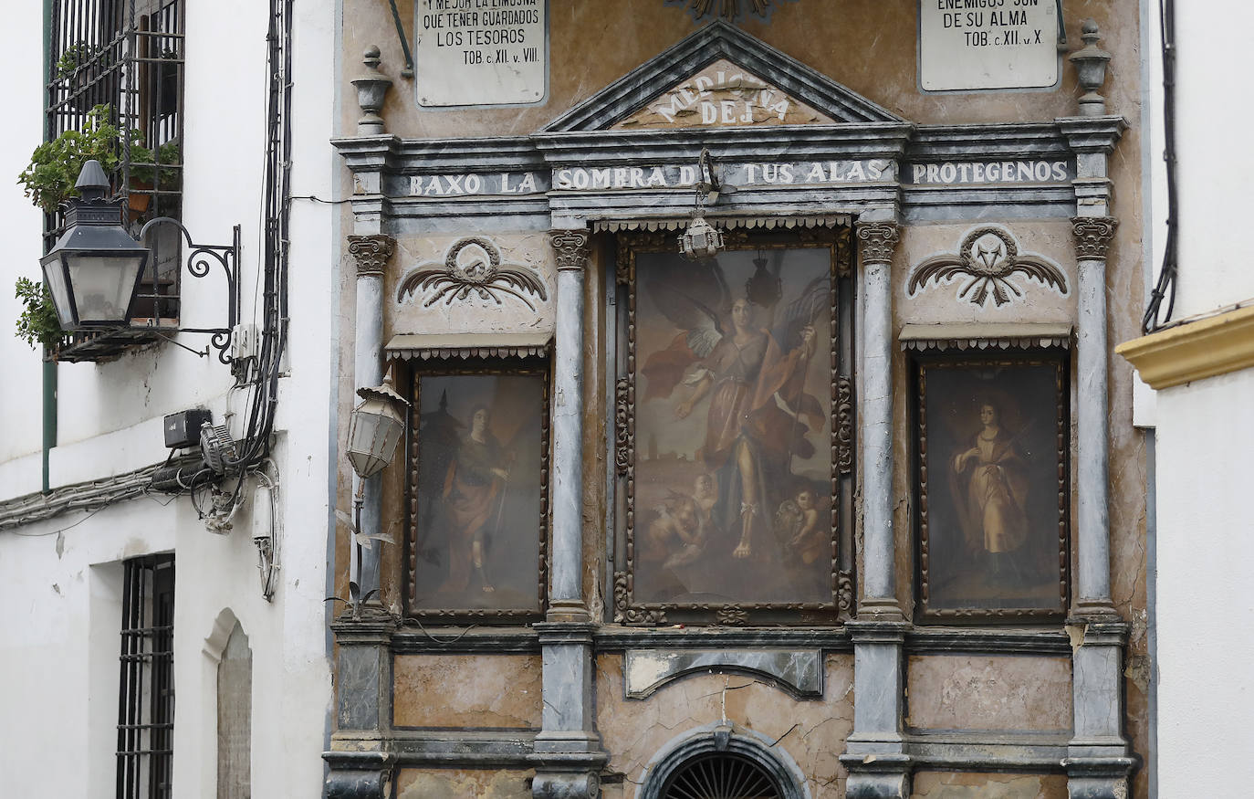 El retablo de San Rafael de la calle Candelaria en Córdoba, en imágenes