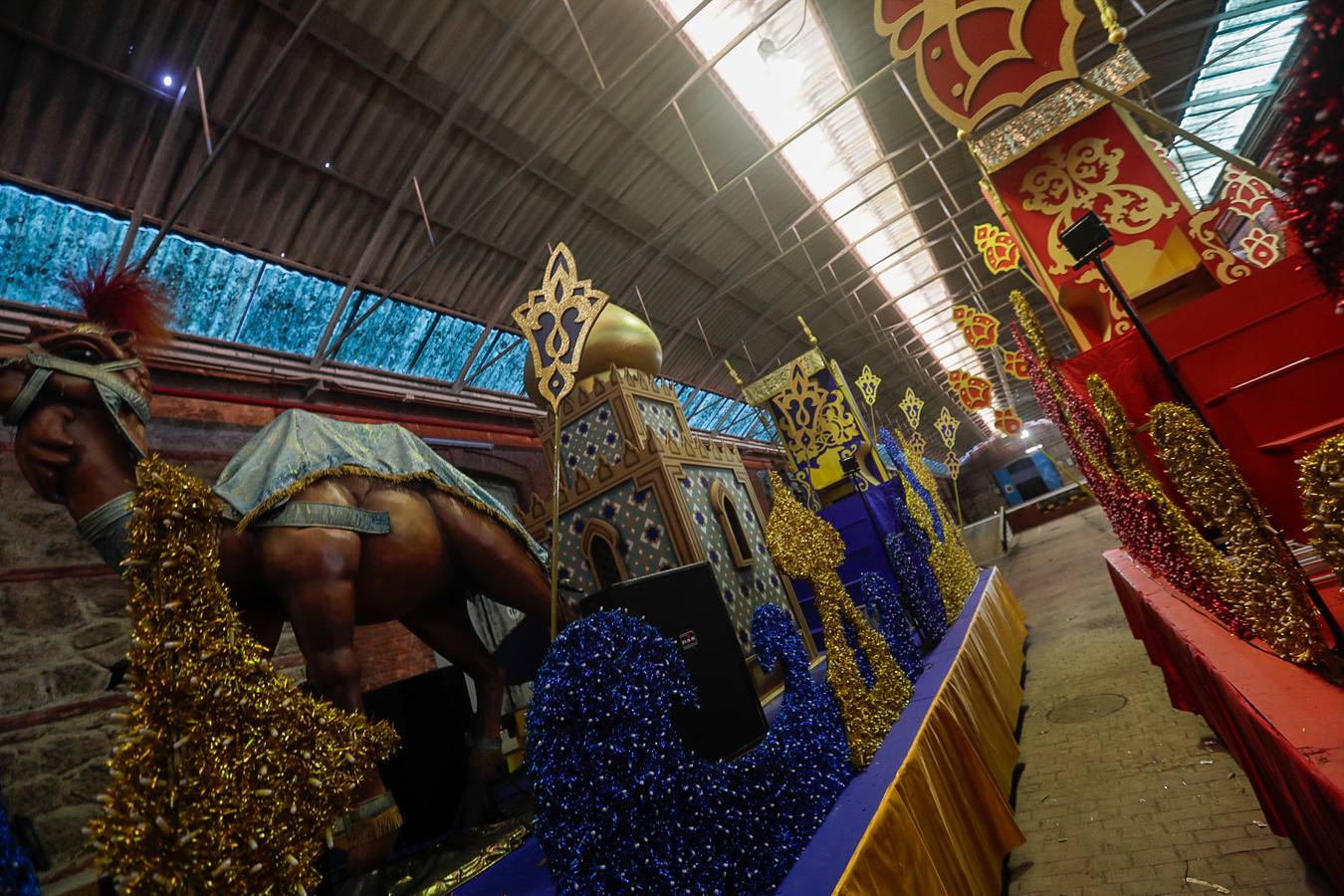 FOTOS: Las carrozas ya se preparan para la Gran Cabalgata de los Reyes Magos de Cádiz