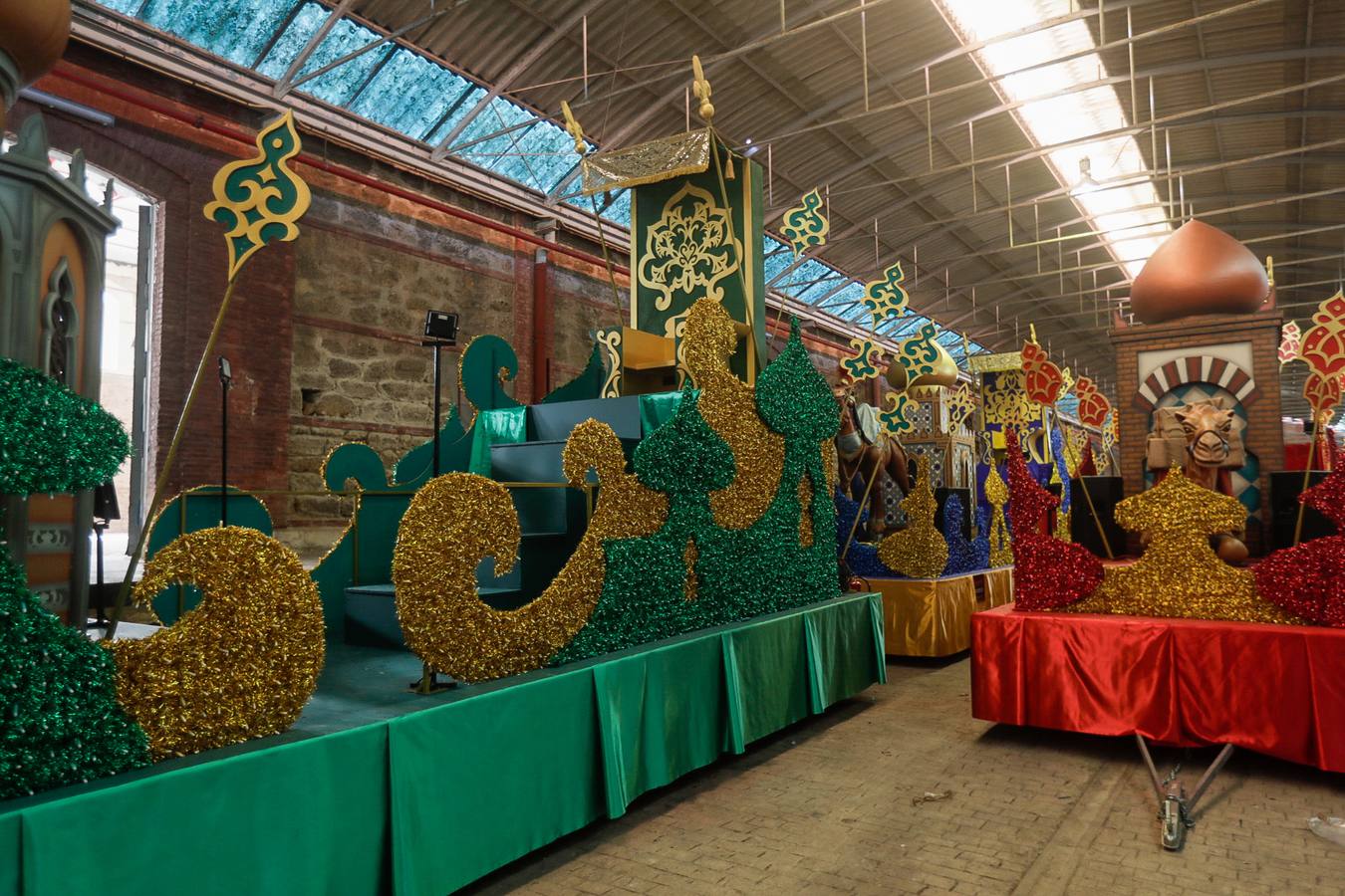 FOTOS: Las carrozas ya se preparan para la Gran Cabalgata de los Reyes Magos de Cádiz