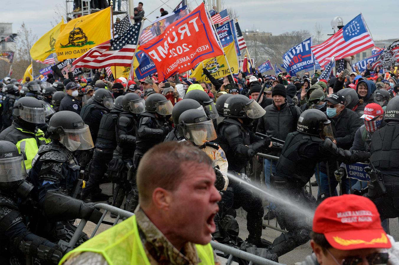 Partidarios del presidente Trump chocan con la policía y las fuerzas de seguridad mientras la gente intenta asaltar el Capitolio. 