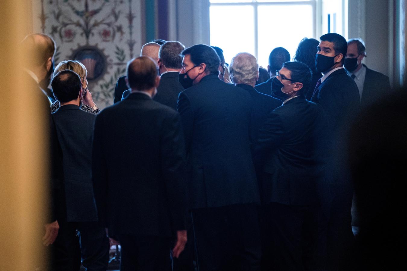 El líder de la mayoría del Senado, Mitch McConnell, es sacado de la sala del Congreso durante el asalto . 