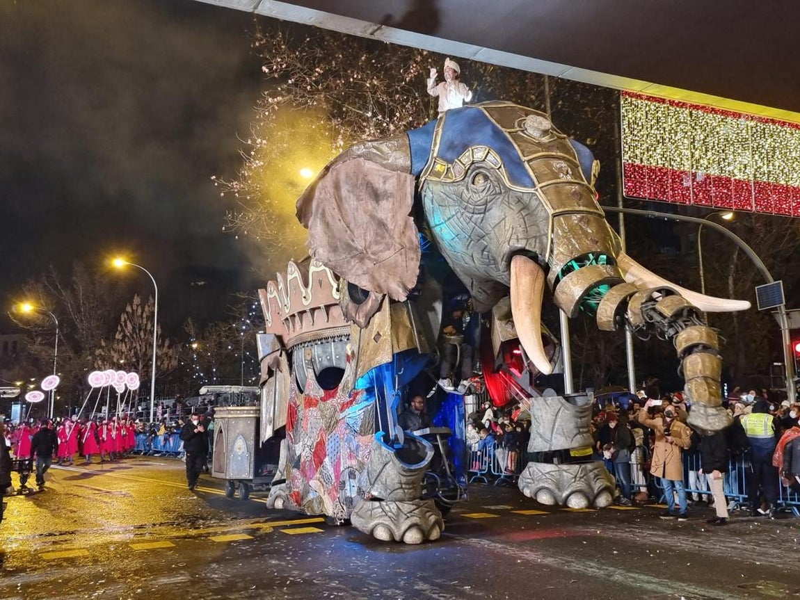 Una espectacular comitiva. Precediendo a los Reyes Magos, este año se han visto curiosas imágenes, como un gran elefante articulado que ha hecho las delicias de los asistentes