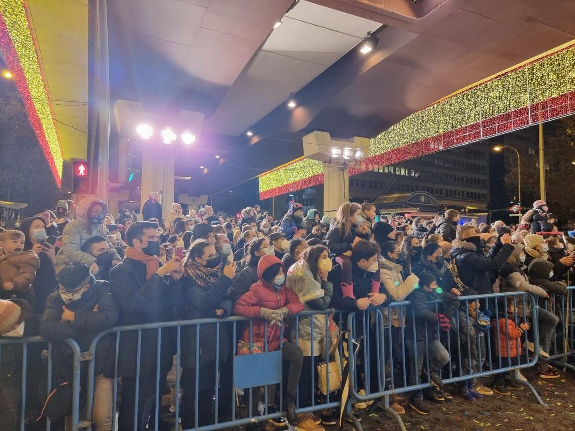 Gran recibimiento para los Reyes. Han sido muchos los ciudadanos que se han acercado a los puntos tradicionales de la cabalgata para recibir a los Reyes Magos