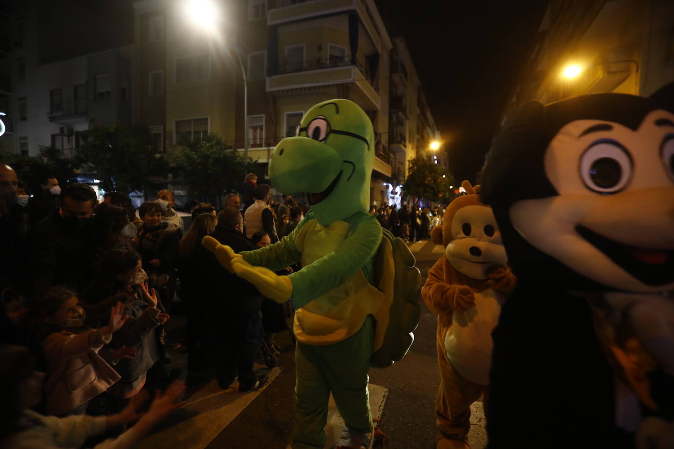 La Cabalgata de los Reyes Magos en el barrio de Ciudad Jardín de Córdoba, en imágenes