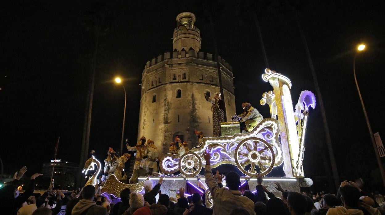 La alegría de Sevilla acompaña a la Cabalgata de Reyes de principio a fin