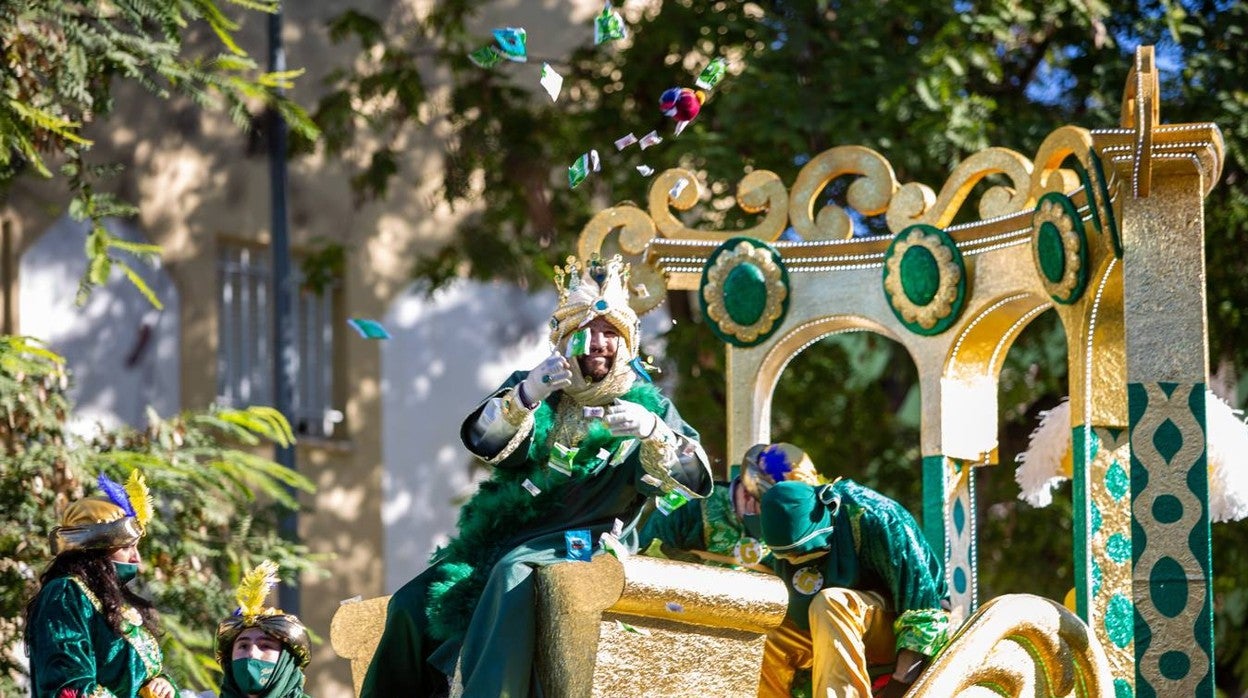 Cabalgatas de los Reyes Magos en los barrios: Pino Montano disfruta de su desfile