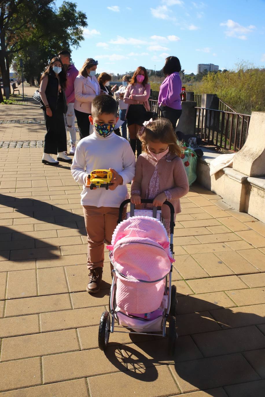 Los niños de Córdoba jugando con los regalos de los Reyes, en imágenes