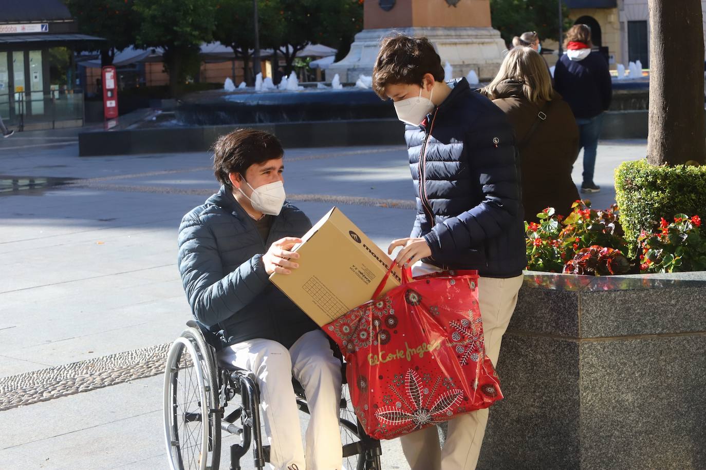 Los niños de Córdoba jugando con los regalos de los Reyes, en imágenes