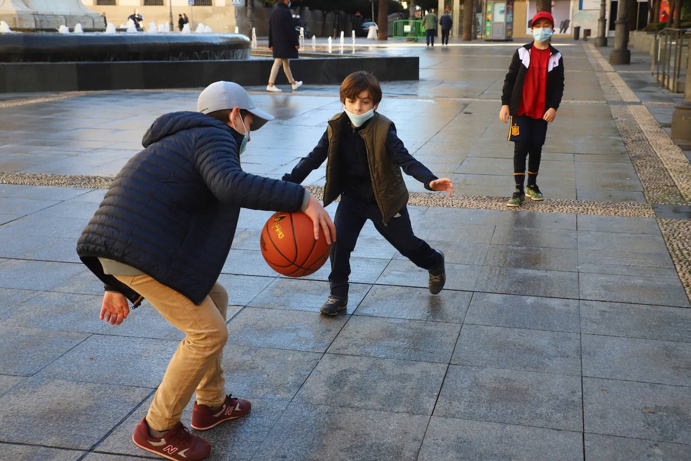 Los niños de Córdoba jugando con los regalos de los Reyes, en imágenes