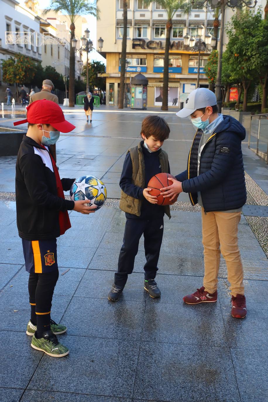 Los niños de Córdoba jugando con los regalos de los Reyes, en imágenes