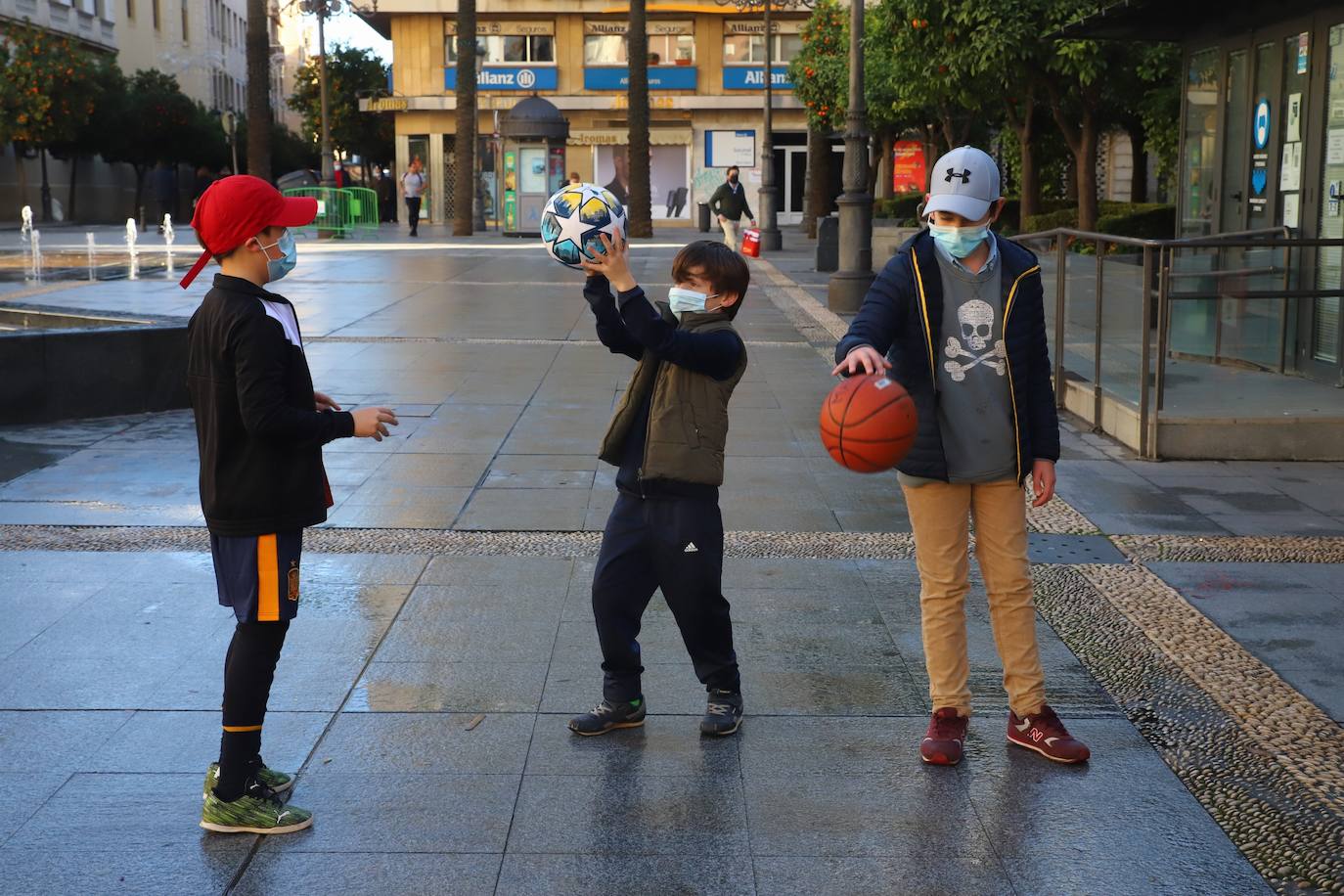 Los niños de Córdoba jugando con los regalos de los Reyes, en imágenes