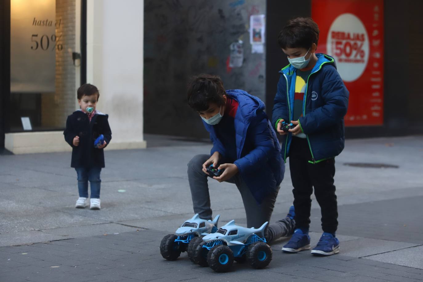 Los niños de Córdoba jugando con los regalos de los Reyes, en imágenes