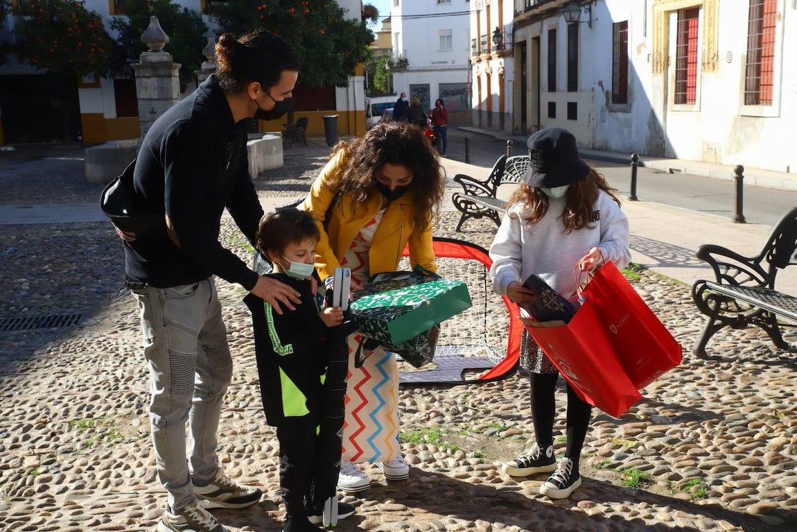 Los niños de Córdoba jugando con los regalos de los Reyes, en imágenes
