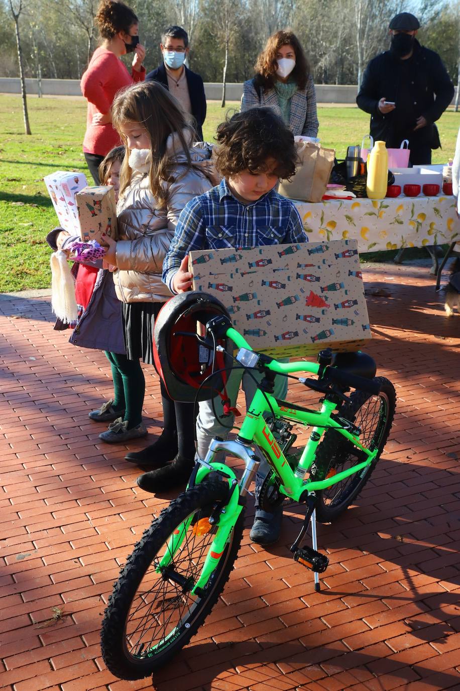 Los niños de Córdoba jugando con los regalos de los Reyes, en imágenes