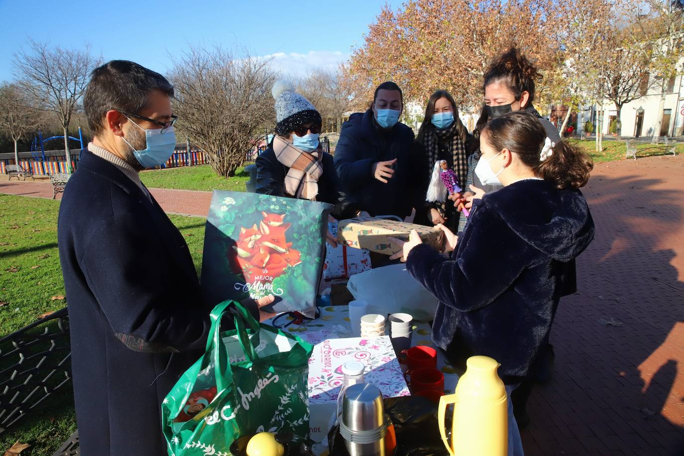 Los niños de Córdoba jugando con los regalos de los Reyes, en imágenes