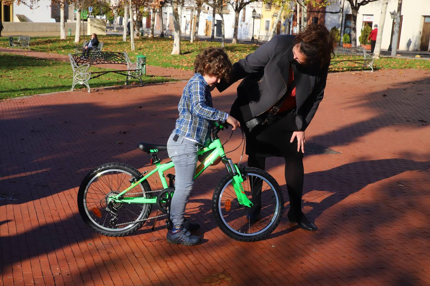 Los niños de Córdoba jugando con los regalos de los Reyes, en imágenes