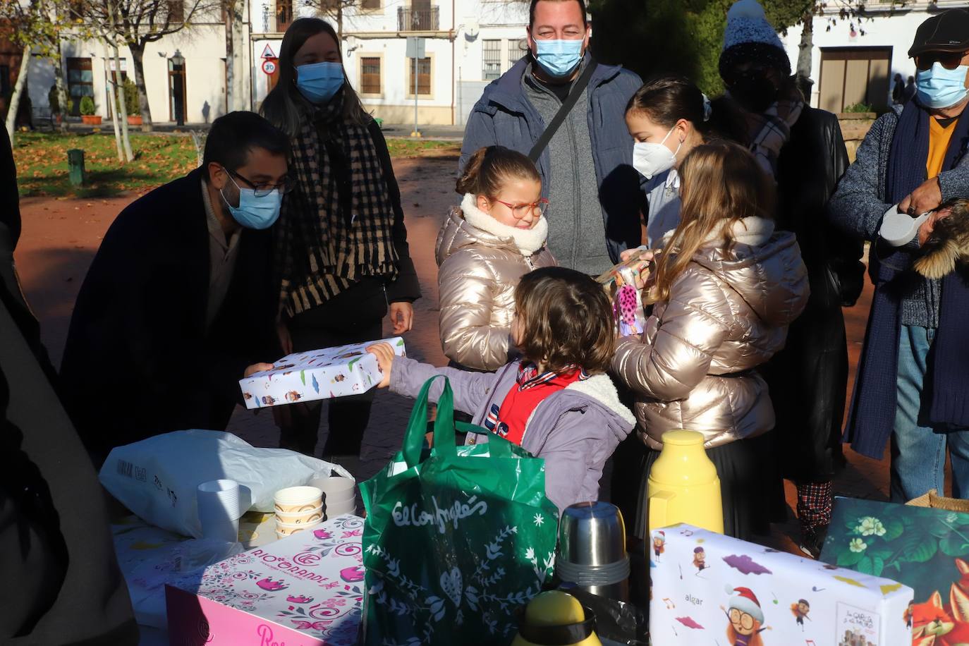 Los niños de Córdoba jugando con los regalos de los Reyes, en imágenes