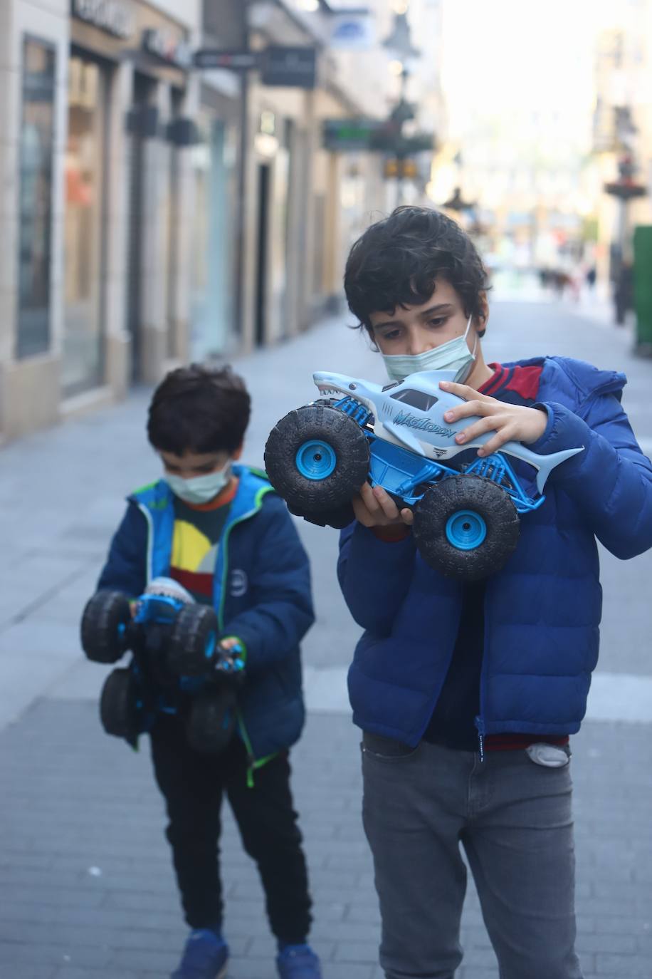 Los niños de Córdoba jugando con los regalos de los Reyes, en imágenes