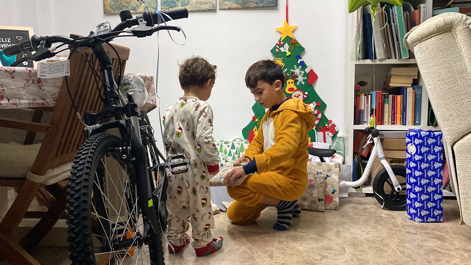 Los hogares de los niños gaditanos se llenan de regalos en el día de la ilusión