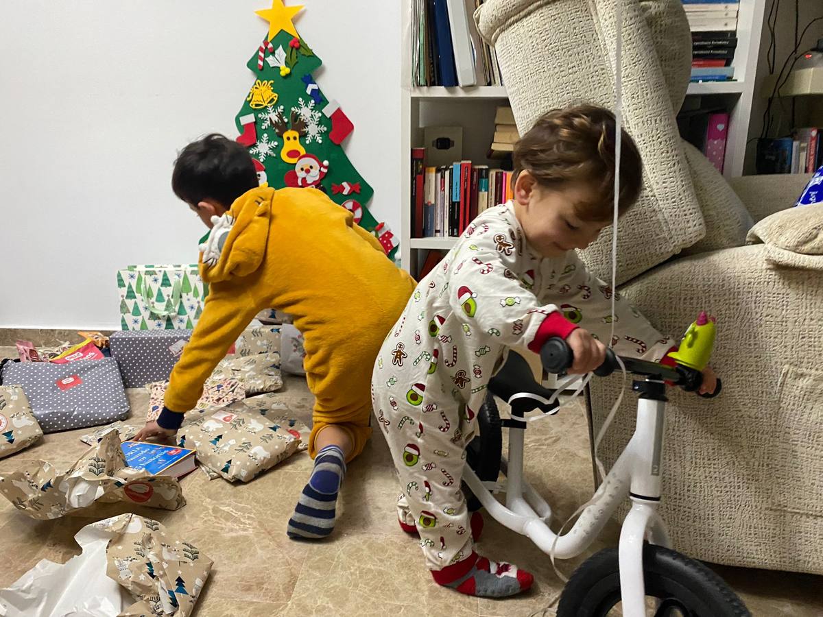 Los hogares de los niños gaditanos se llenan de regalos en el día de la ilusión