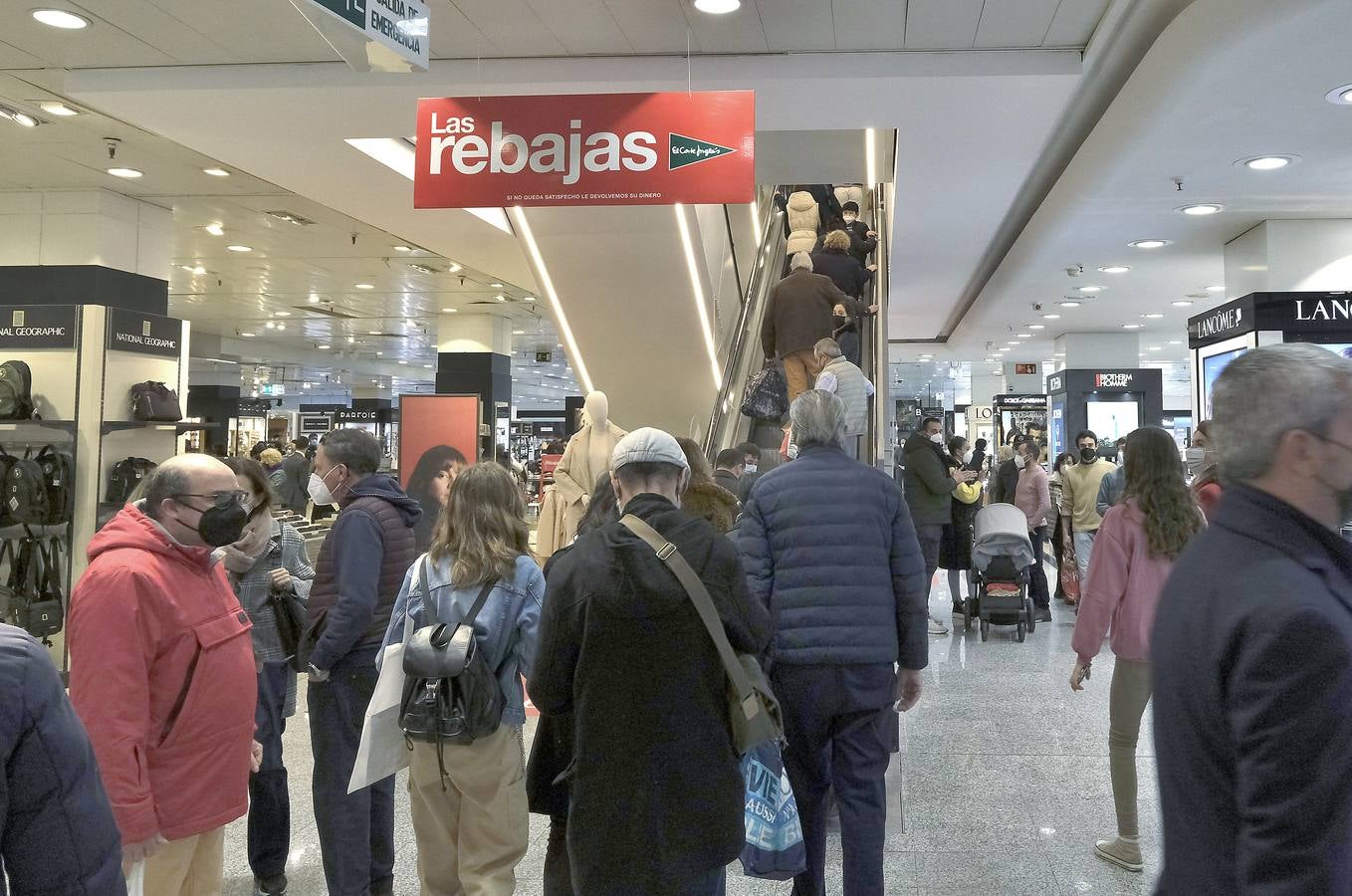 Las rebajas de invierno han llegado a  los comercios del Centro de Sevilla. J.M. SERRANO