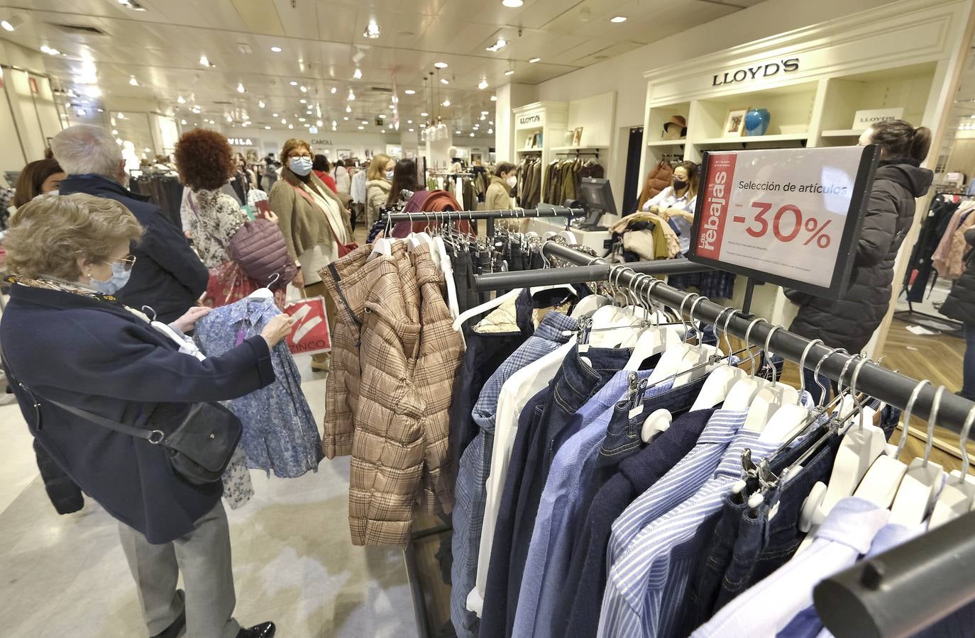 Las rebajas de invierno han llegado a  los comercios del Centro de Sevilla. J.M. SERRANO