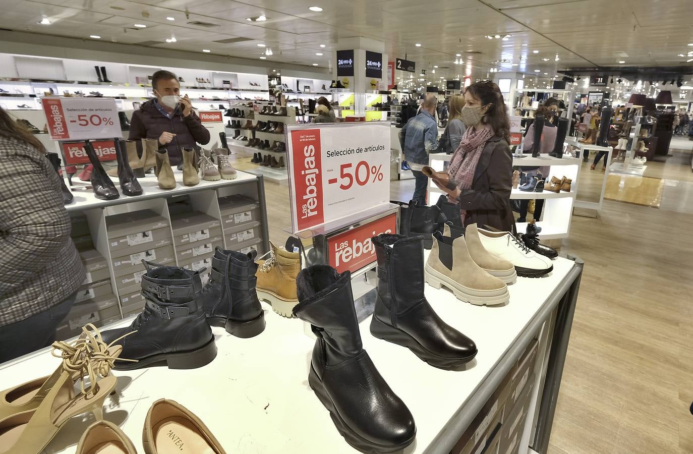 Las rebajas de invierno han llegado a  los comercios del Centro de Sevilla. J.M. SERRANO