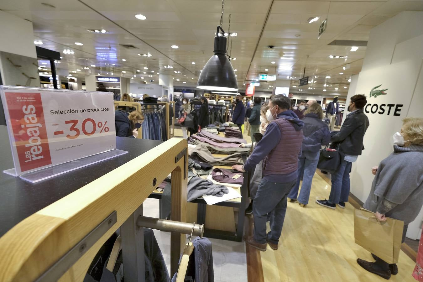 Las rebajas de invierno han llegado a  los comercios del Centro de Sevilla. J.M. SERRANO