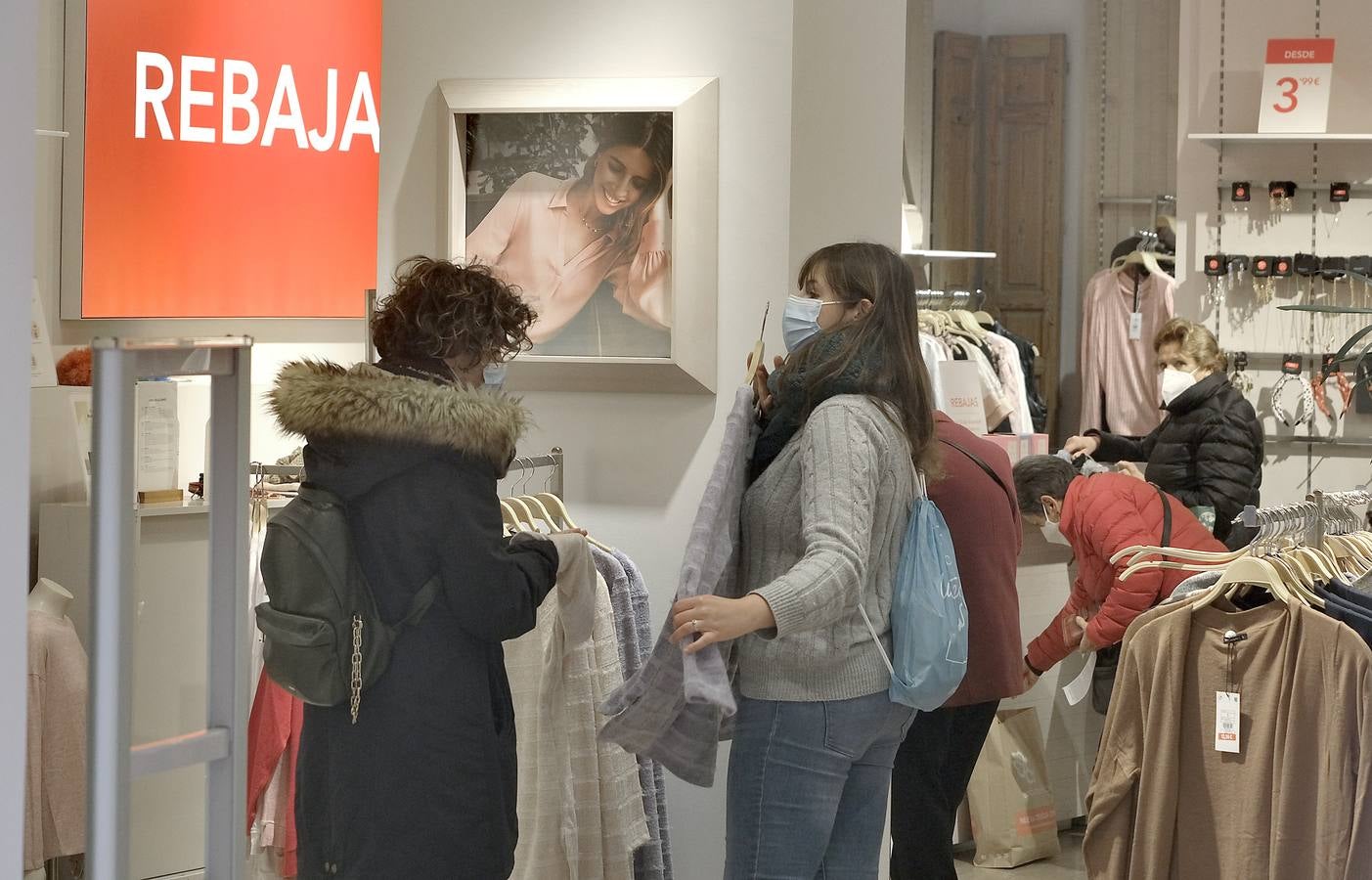 Las rebajas de invierno han llegado a  los comercios del Centro de Sevilla. J.M. SERRANO