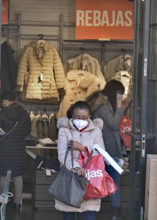 Las rebajas de invierno han llegado a  los comercios del Centro de Sevilla. J.M. SERRANO