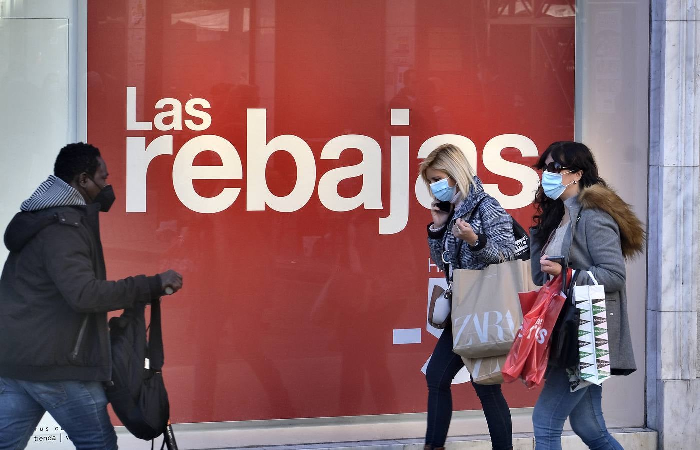 Las rebajas de invierno han llegado a  los comercios del Centro de Sevilla. J.M. SERRANO