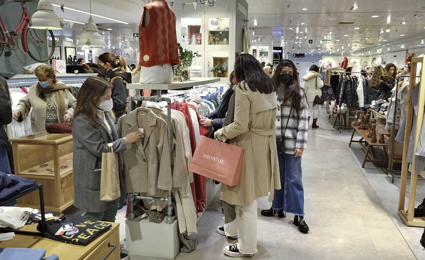 Las rebajas de invierno han llegado a  los comercios del Centro de Sevilla. J.M. SERRANO