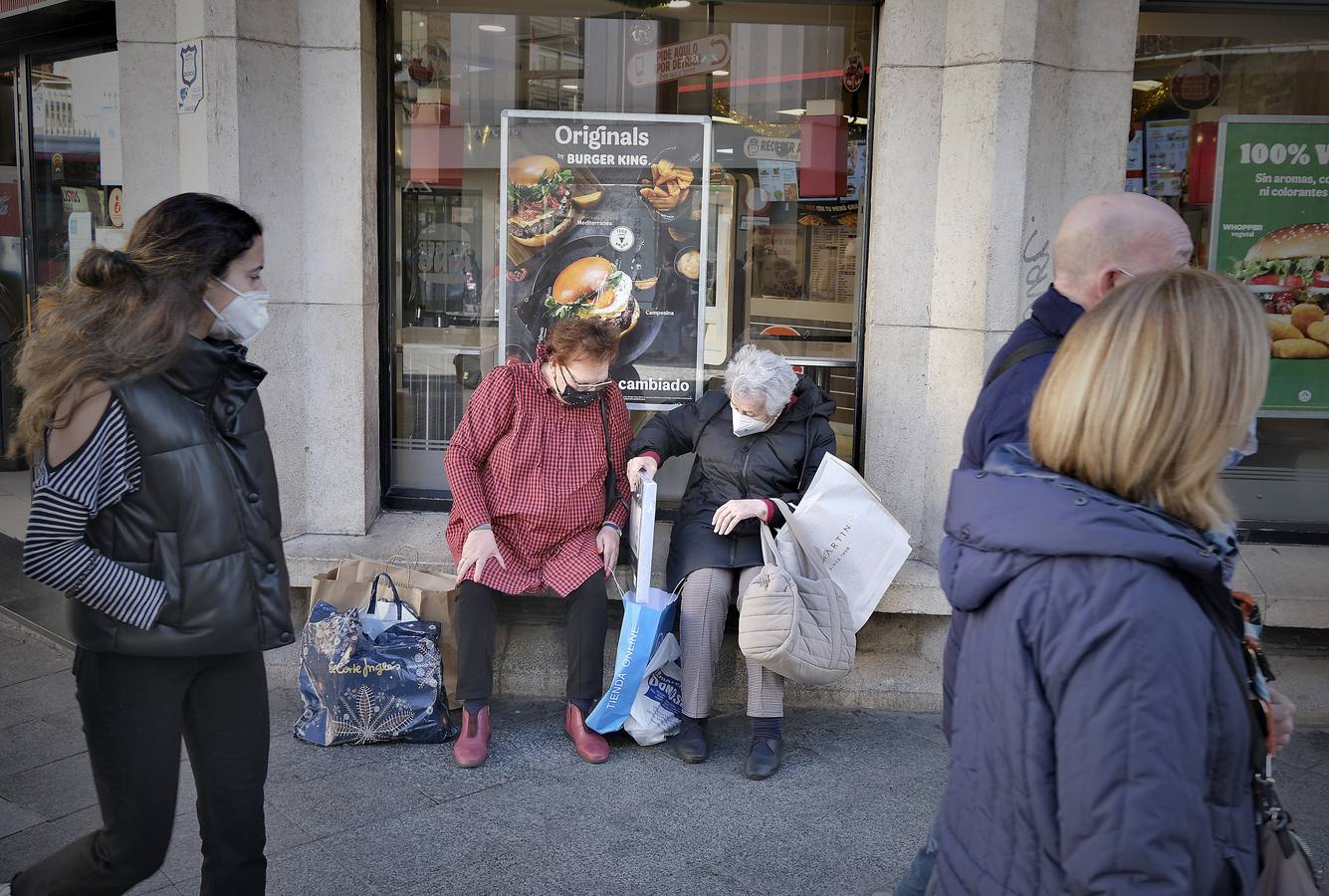 Las rebajas de invierno han llegado a  los comercios del Centro de Sevilla. J.M. SERRANO