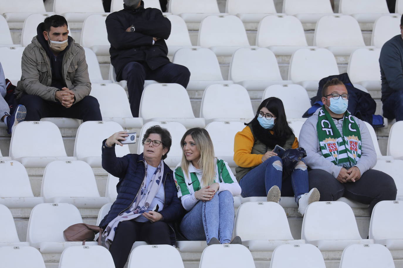 El ambiente en las gradas en el Córdoba CF - Vélez CF, en imágenes