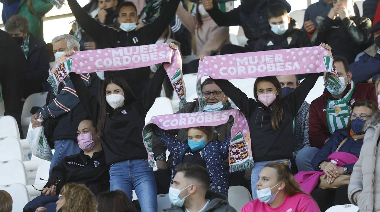 El ambiente en las gradas en el Córdoba CF - Vélez CF, en imágenes