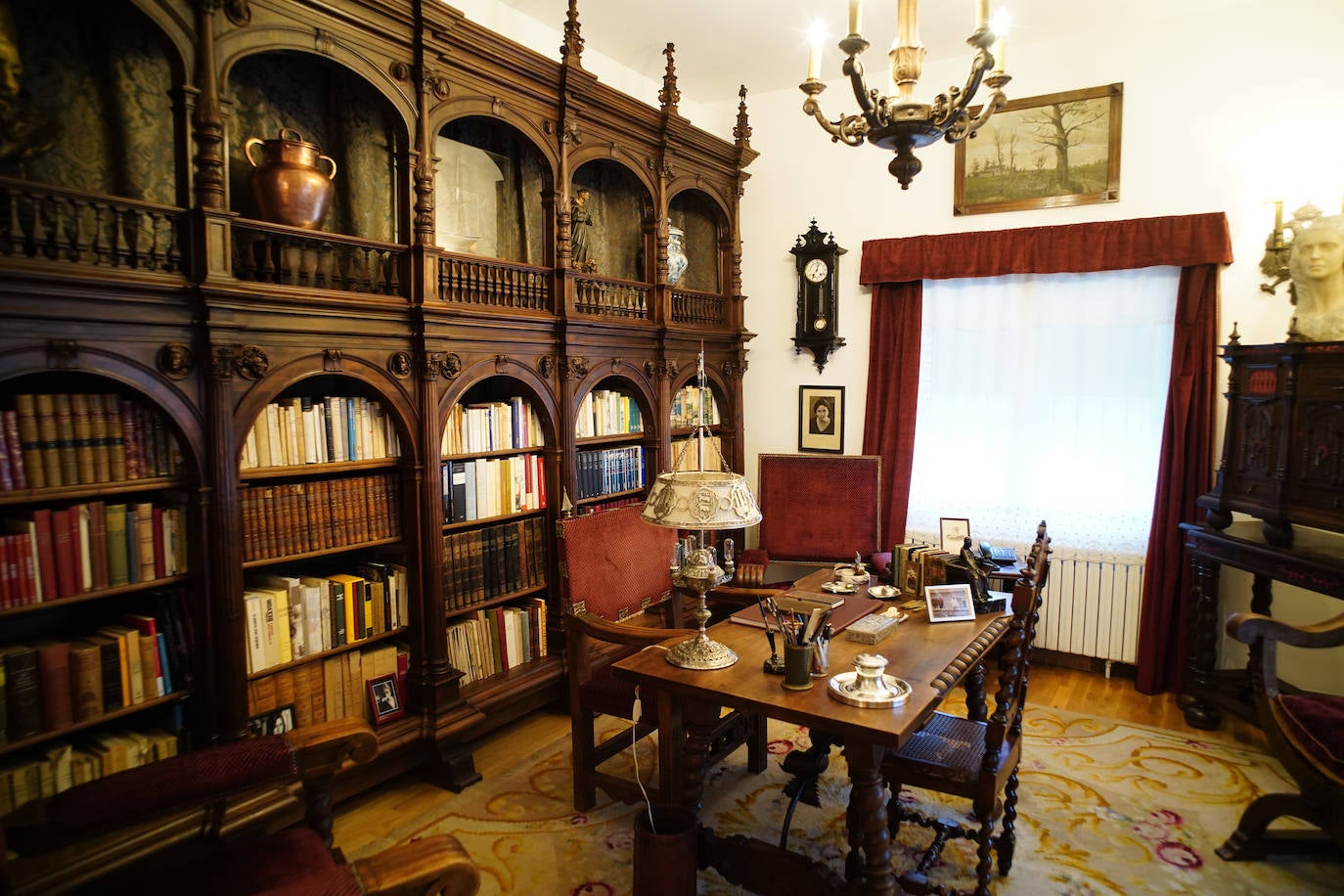 Despacho que el padre de la autora tuvo primero en Salamanca y luego en Madrid, con una librería que es una copia exacta del Patio de Los Irlandeses, en el Palacio de Fonseca de Salamanca. La pieza formó parte de la Exposición España fin de siglo 1898