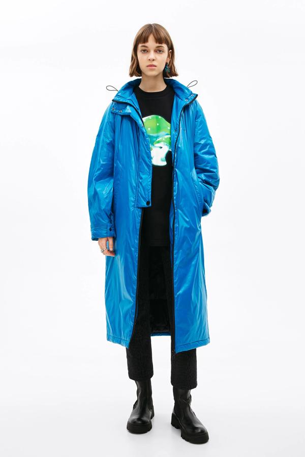 Gabardina técnica en color azul turquesa de Bimba &amp; Lola (precio: 162€ / antes: 325€)