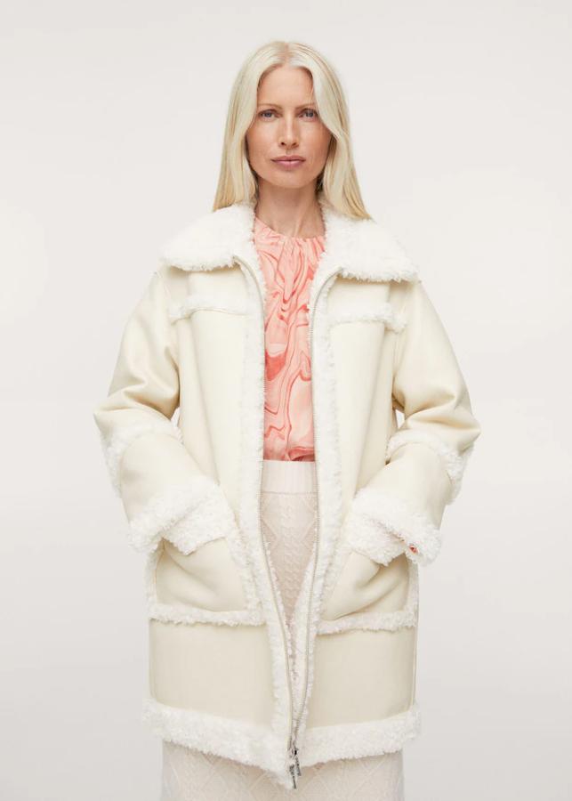 Abrigo efecto piel borreguito en color crudo de Mango (precio: 89,99€/ antes: 99,99€)