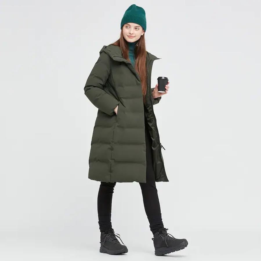 Abrigo largo sin costuras y con capucha de Uniqlo (precio: 149€ / antes: 179€)