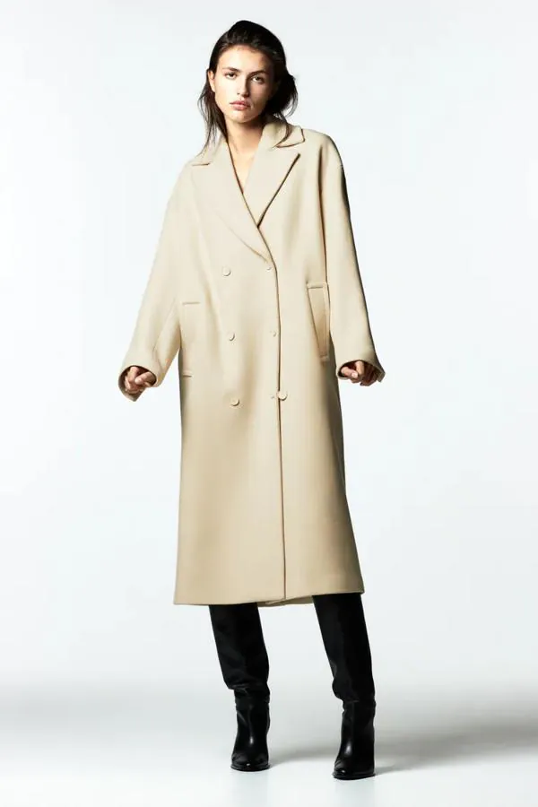 Abrigo oversize confeccionado con tejido en mezcla de lana y cuello solapa de Zara (precio: 89,99€ / antes: 129€)