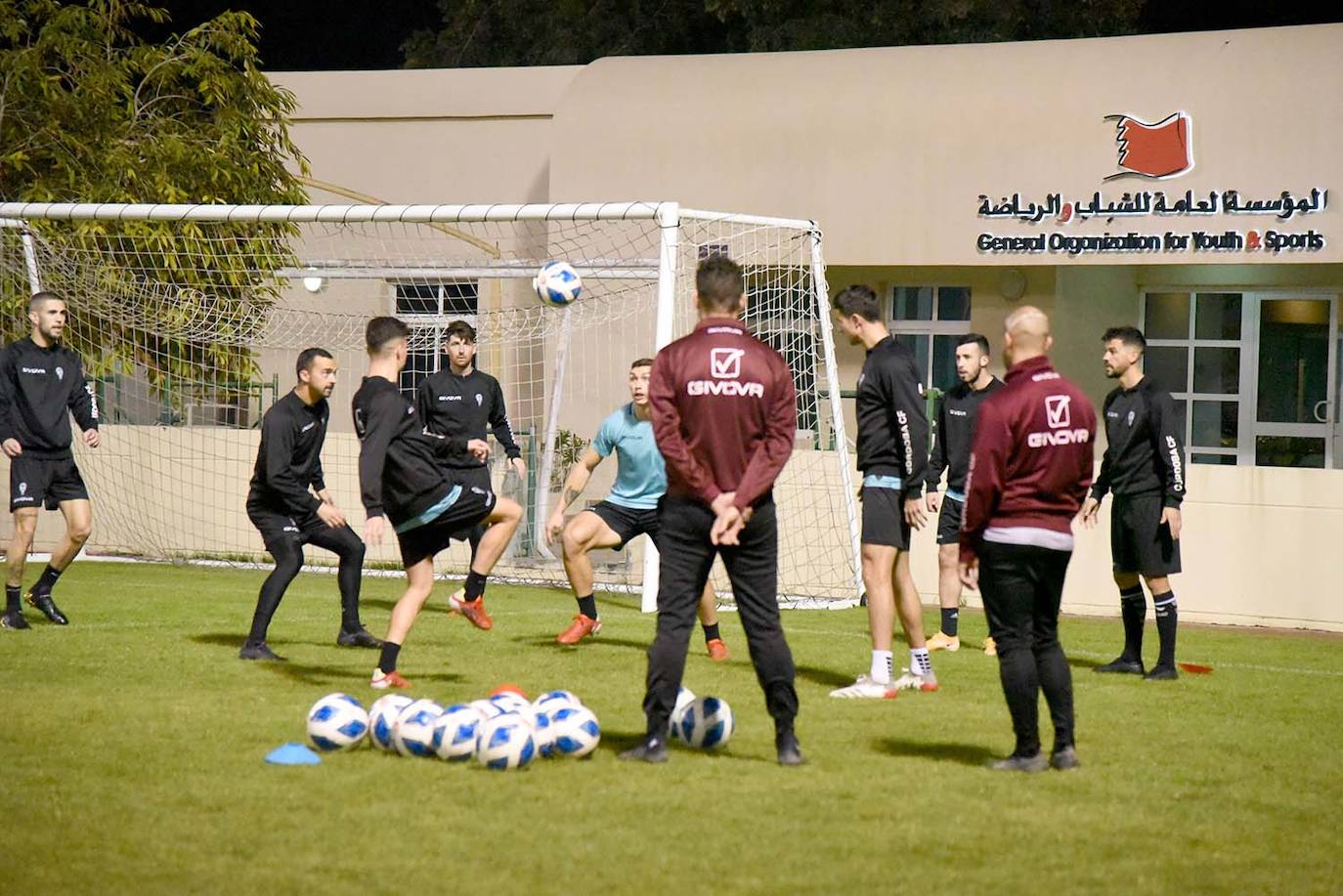 El primer entrenamiento del Córdoba CF en Baréin, en imágenes