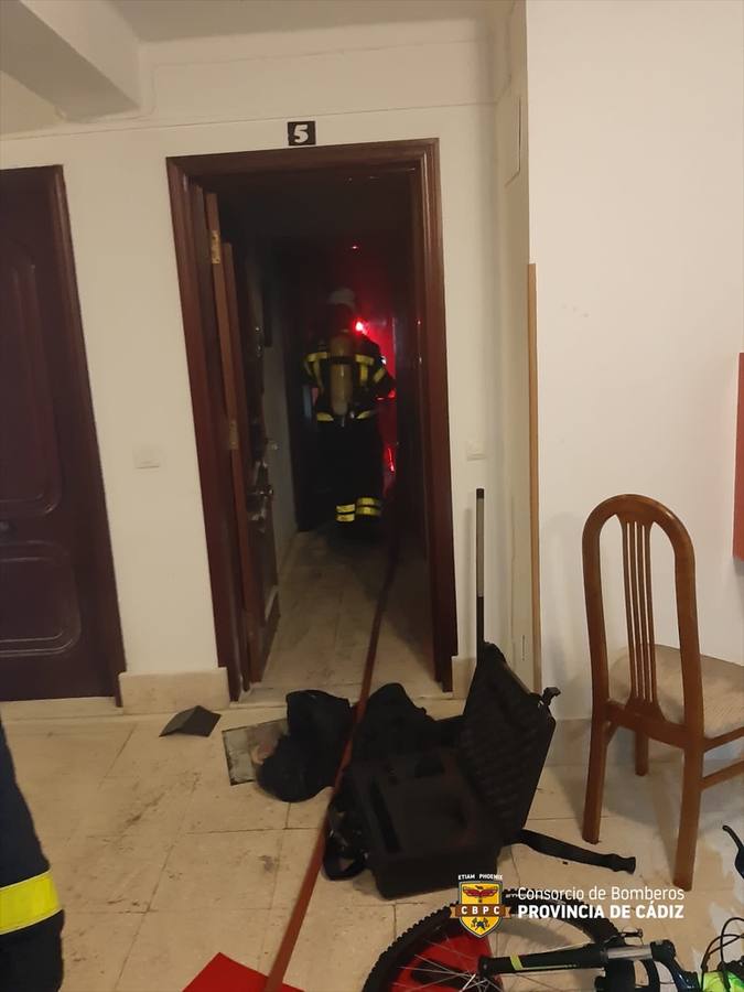 Fotos: incendio en una vivienda en Loreto, en Cádiz capital