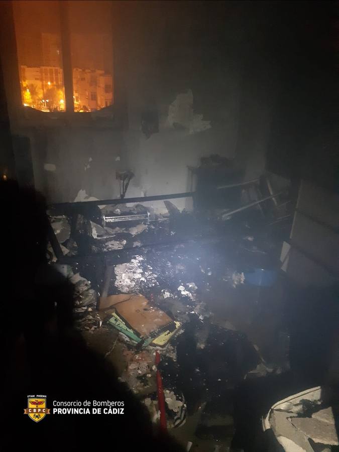 Fotos: incendio en una vivienda en Loreto, en Cádiz capital