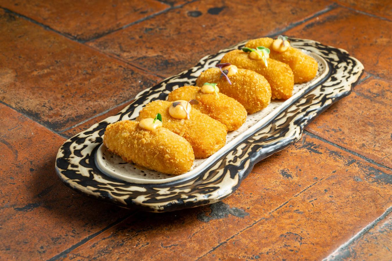 Casino Alcalá; de carabinero. Este rincón gastronómico, ubicado en un edificio histórico de Alcalá de Henares, ofrece a sus comensales una croqueta de carabinero, cremosa y delicada. Plaza de Cervantes, 9. Alcalá de Henares (Madrid)