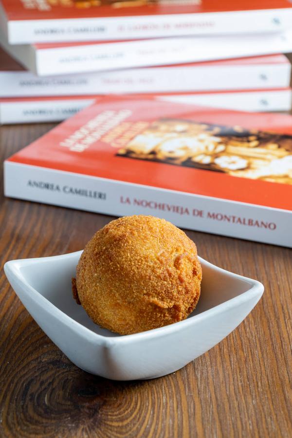 Premiata Forneria Ballaró: de arroz y 'bolognesa'. Este rincón italiano de Madrid hace sus croquetas siguiendo la tradición siciliana: de arroz, rellenas de boloñesa de ternera y cerdo, 'mozzarella fiordilatte' y guisantes. Santa Engracia, 90 (Madrid).